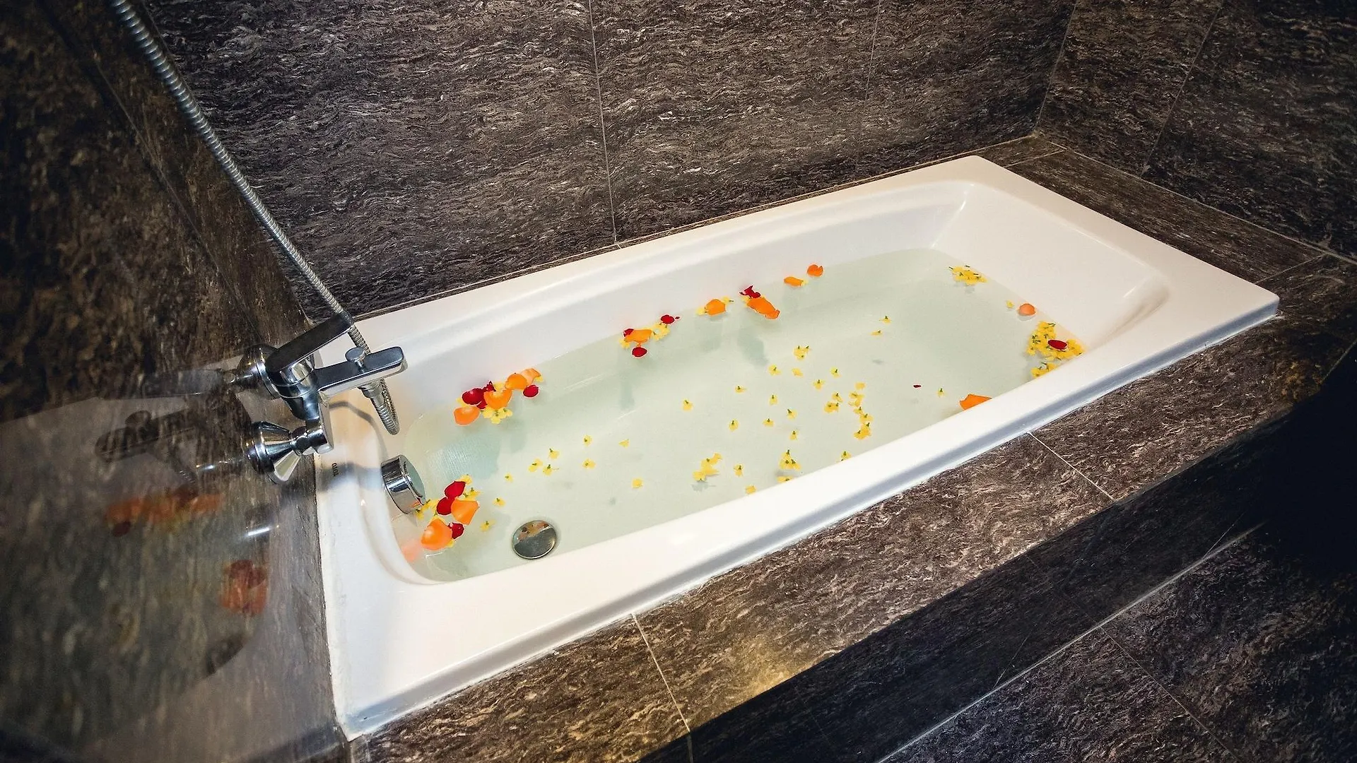 Elegant Hotel Pyi Thar Yar Yangon